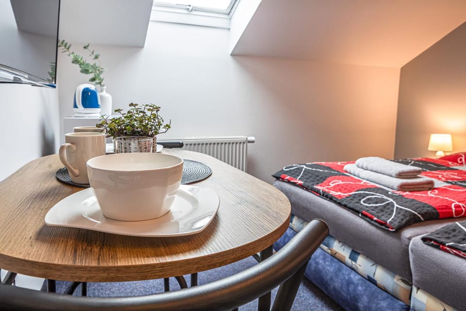 Bed, Living room, Photo of the whole room, Seating area, Dining area