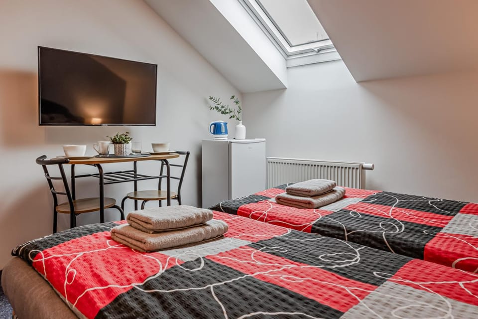 Bed, TV and multimedia, Living room, Photo of the whole room, Bedroom, towels