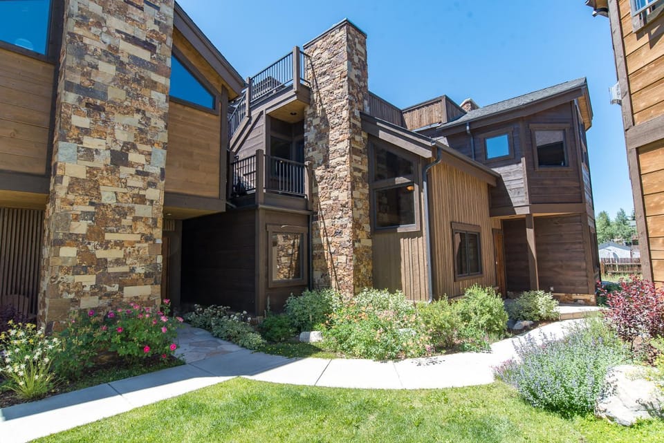 Ridgeview Court Townhome: Incredible Rooftop Deck Apartment in Frisco
