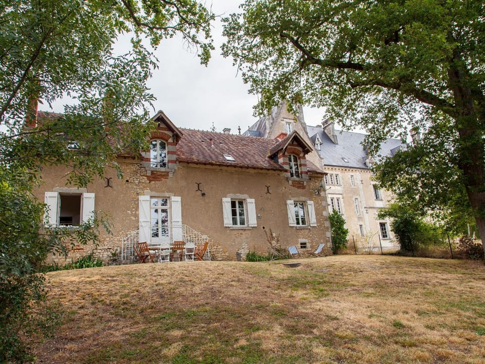 Gîte cosy en Berry avec jardin et parking, proche de Châteauroux, pour 10 personnes - FR-1-591-31 House in Centre-Val de Loire