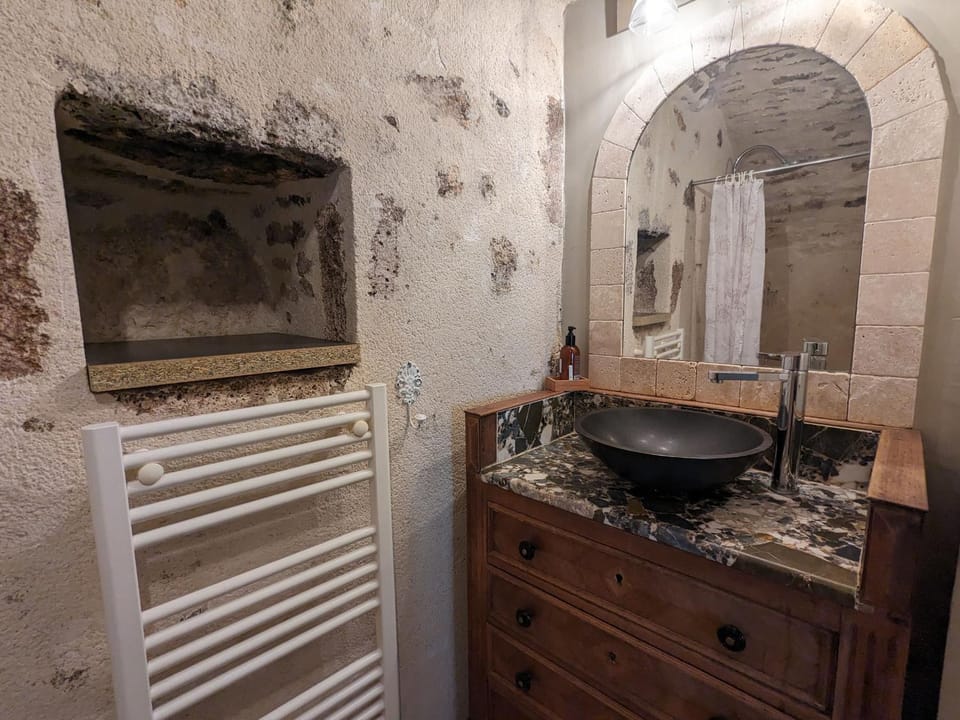 Charmant loft dans la vieille ville, parking gratuit proche, proche château Naillac - FR-1-591-65 Apartment in Centre-Val de Loire