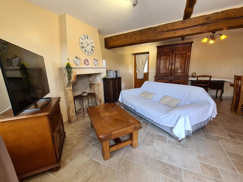 Charmant Gîte en Brenne avec Jardin, Piscine Partagée et Proximité Sentiers de Randonnée - FR-1-591-99 House in Centre-Val de Loire
