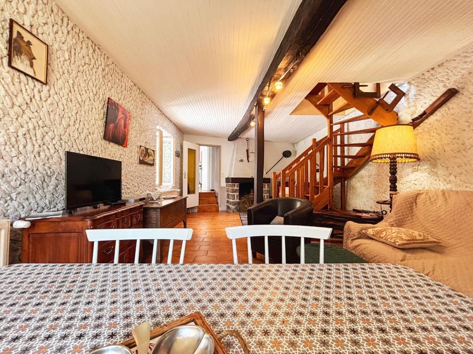 Charmant Gîte en Berry avec Cheminée, Près de La Châtre, Golf et Activités Œnature - FR-1-591-130 House in Centre-Val de Loire