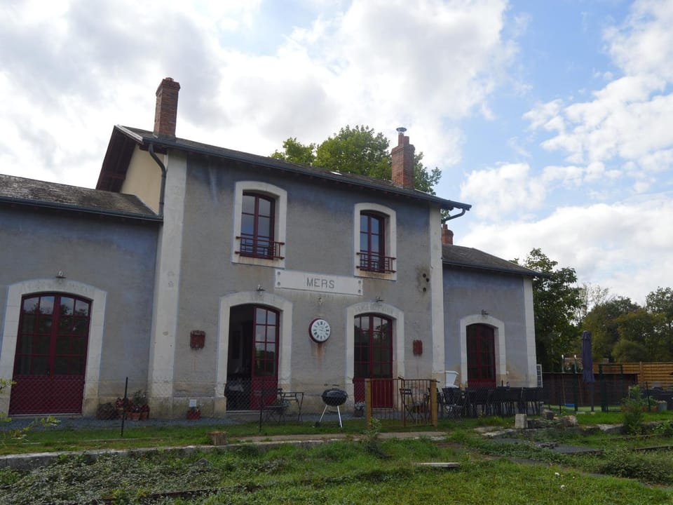 Gîte 13 pers. dans une ancienne gare avec piscine, jardin clos, terrasse et équipements PMR - FR-1-591-166 House in Centre-Val de Loire