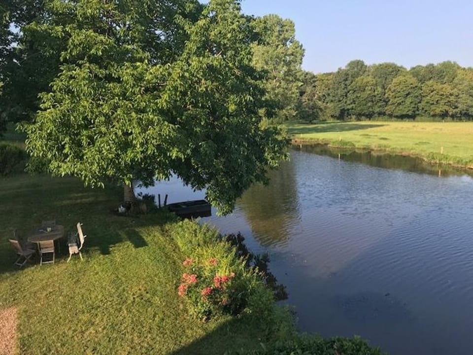 Demeure charmante bordant l'Indre avec piscine, vélos, barque, canoé, pédalo et coin pêche. - FR-1-591-153 House in Centre-Val de Loire
