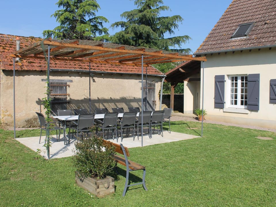 Gîte spacieux en pleine nature avec grand jardin, activités extérieures, proche sites historiques et commerces - FR-1-591-185 House in Centre-Val de Loire
