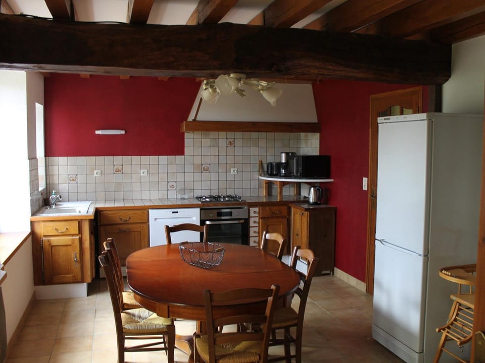 Gîte spacieux en pleine nature avec grand jardin, activités extérieures, proche sites historiques et commerces - FR-1-591-185 House in Centre-Val de Loire