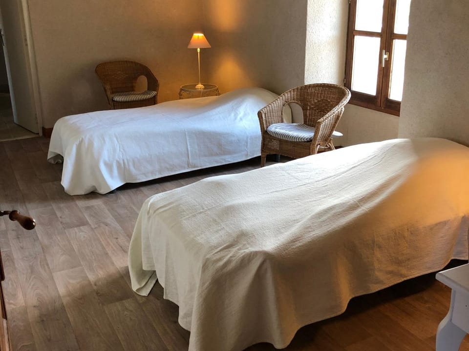 Maison de vacances avec piscine partagée dans le Parc de la Brenne, linge et ménage inclus - FR-1-591-199 House in Centre-Val de Loire