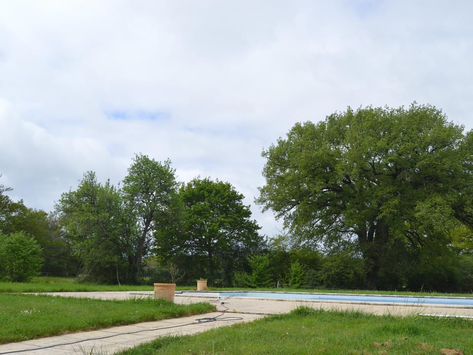 Maison de vacances avec piscine partagée dans le Parc de la Brenne, linge et ménage inclus - FR-1-591-199 House in Centre-Val de Loire