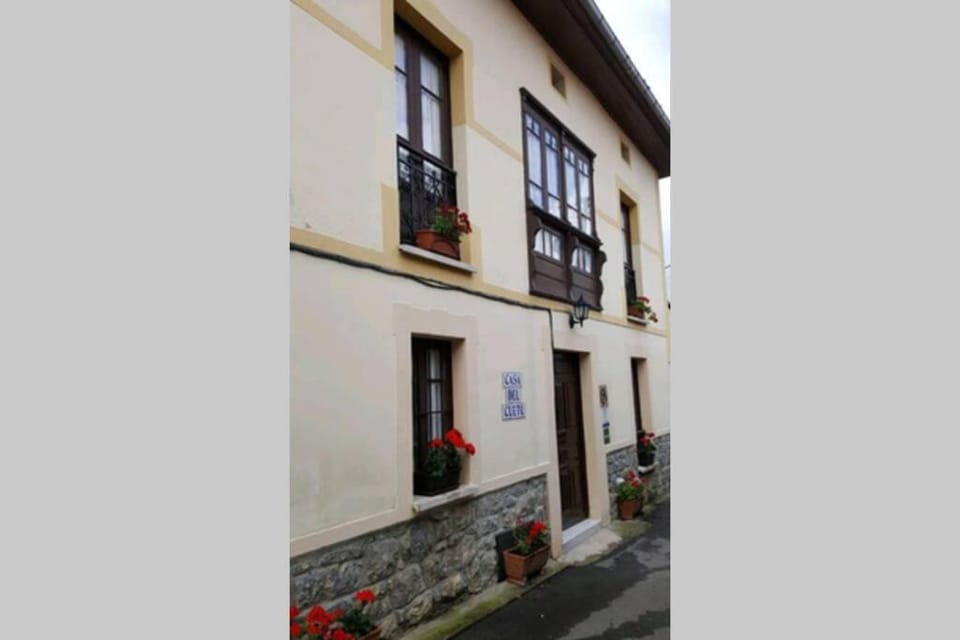 Casa del Cuetu. Traditional village house in Asturias House in Asturias