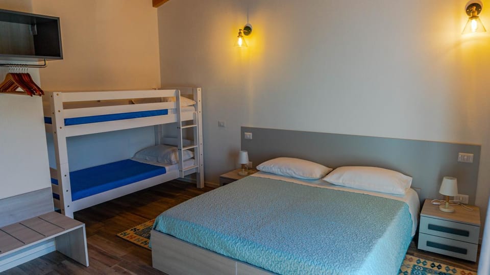 Bedroom, bunk bed
