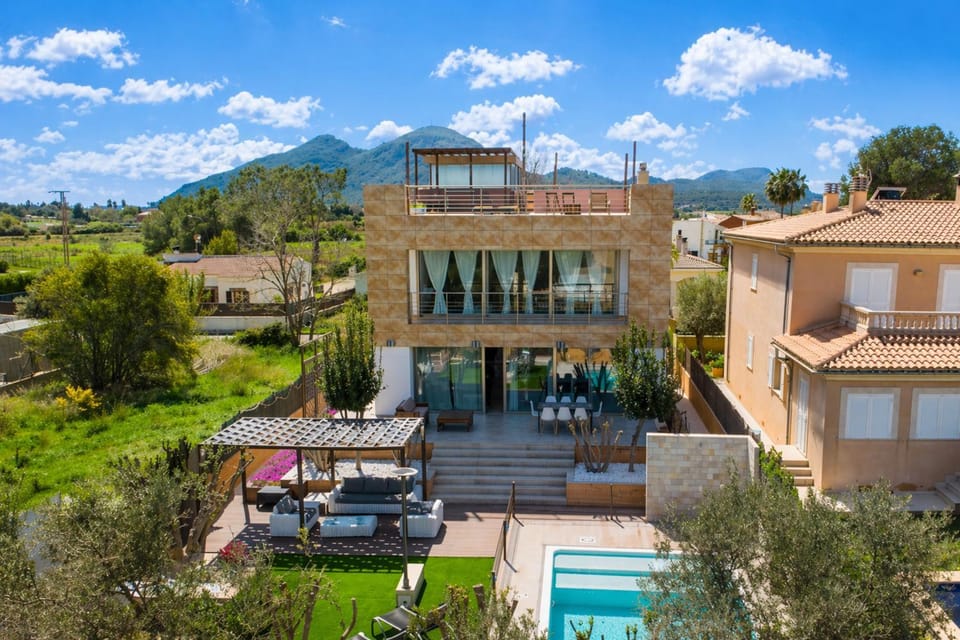 Property building, Patio, Spring, Day, Natural landscape, Bird's eye view, Garden, Garden view, Mountain view, Pool view, Swimming pool, Location, Parking, sunbed