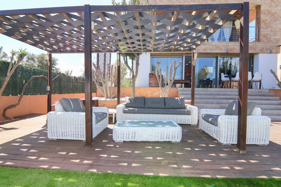 Property building, Patio, Spring, Day, Garden, View (from property/room), Balcony/Terrace, Living room, Seating area, Garden view, Pool view, Swimming pool, sunbed