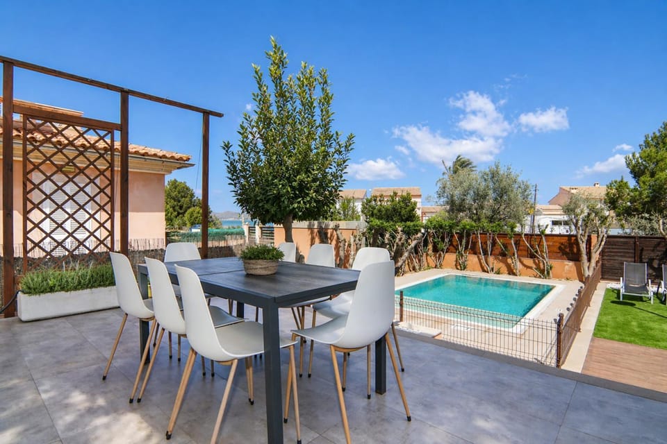Patio, Day, Natural landscape, Garden, Dining area, Garden view, Pool view, Swimming pool, sunbed