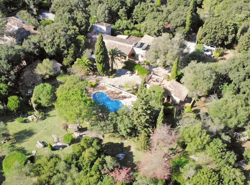 Property building, Spring, Off site, Day, Natural landscape, Bird's eye view, Garden, Garden view, Pool view, Swimming pool