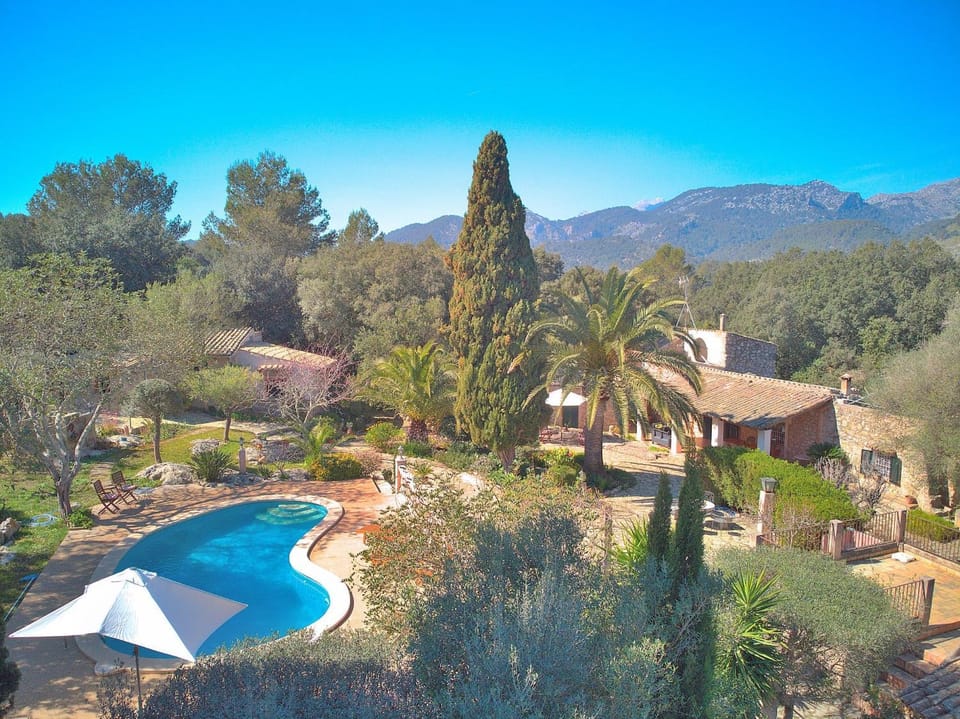 Property building, Nearby landmark, Spring, Day, Natural landscape, Garden, View (from property/room), Garden view, Mountain view, Pool view, Swimming pool, sunbed
