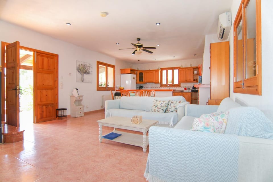 Bed, TV and multimedia, Living room, Photo of the whole room, Seating area, Dining area, Bedroom, fireplace, wardrobe, air conditioner