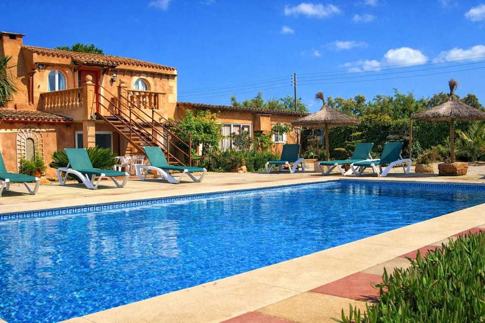 Property building, Day, Pool view, Swimming pool, sunbed
