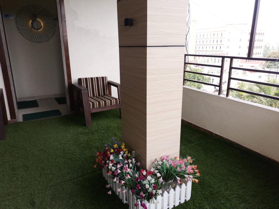 Patio, Patio, Day, Balcony/Terrace, Seating area, Quiet street view