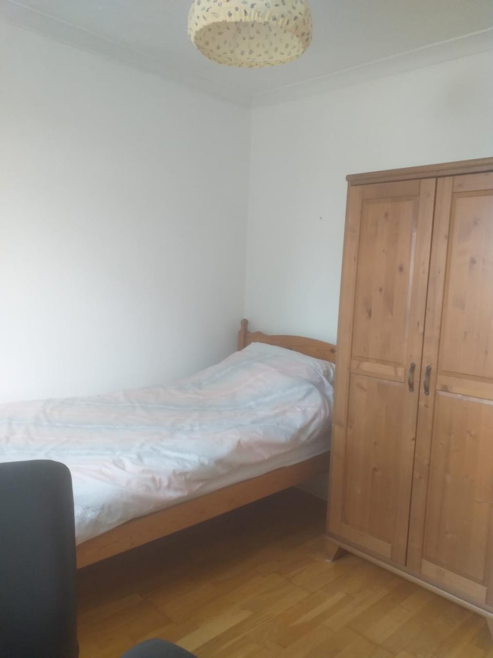 Large double room or single room with shared bathroom Vacation rental in England