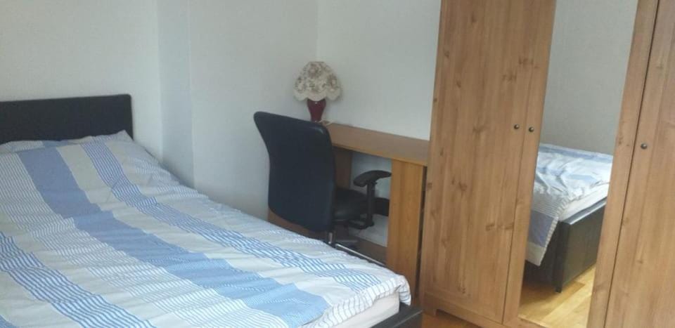 Large double room or single room with shared bathroom Vacation rental in England