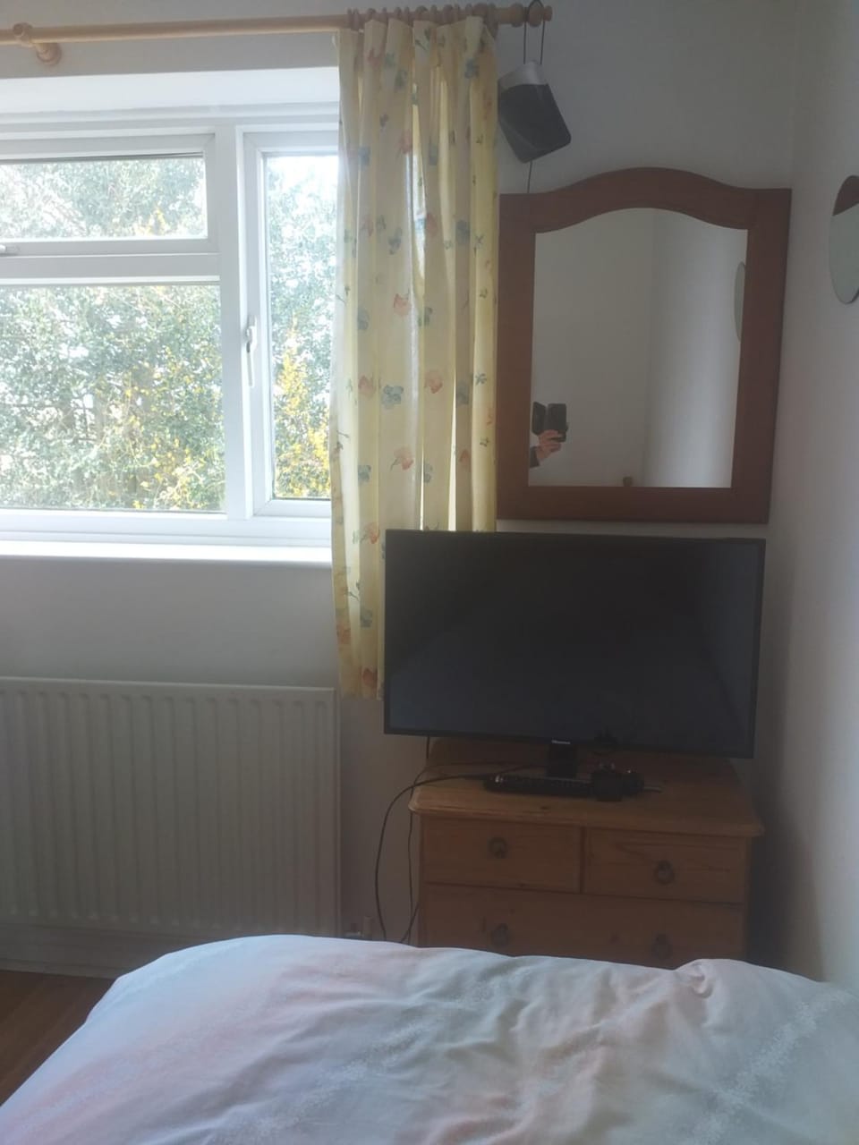 Large double room or single room with shared bathroom Vacation rental in England
