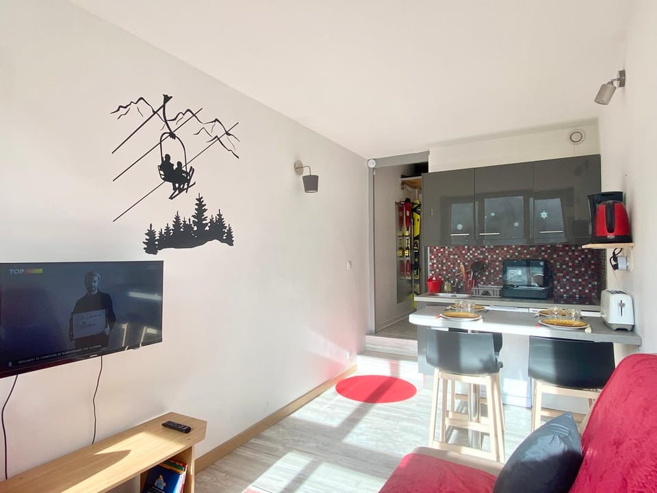 Bed, TV and multimedia, Kitchen or kitchenette, Living room