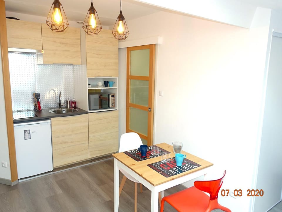 Kitchen or kitchenette, minibar, stove