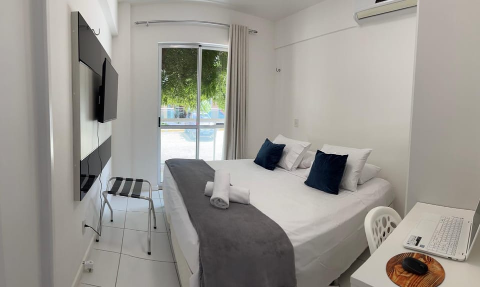 Bed, TV and multimedia, Bedroom