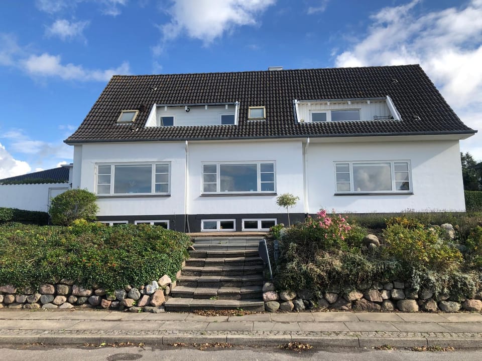 Dejligt værelse med eget bad og havudsigt Vacation rental in Region of Southern Denmark