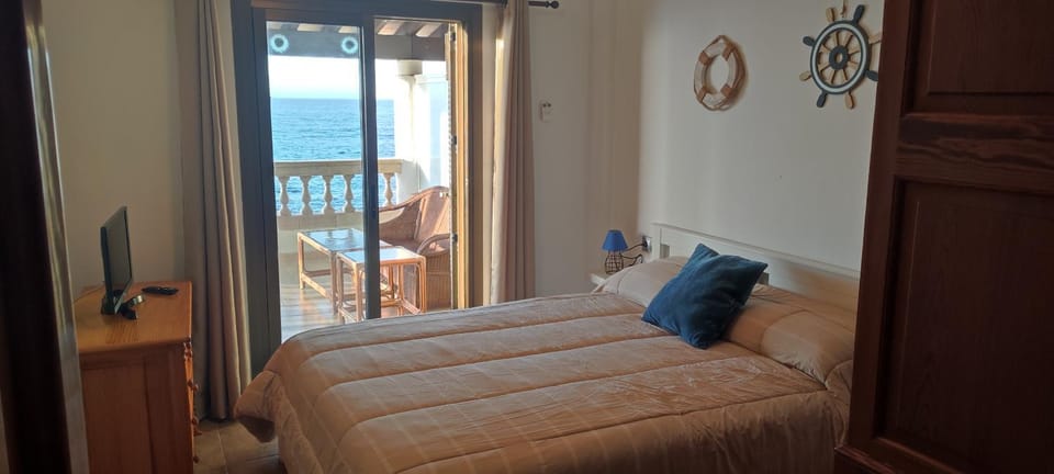 Bed, TV and multimedia, Bedroom