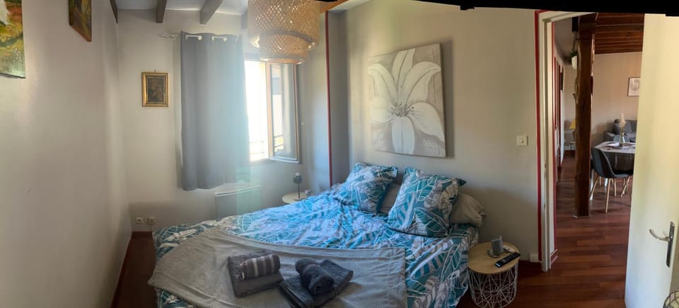 Photo of the whole room, Bedroom