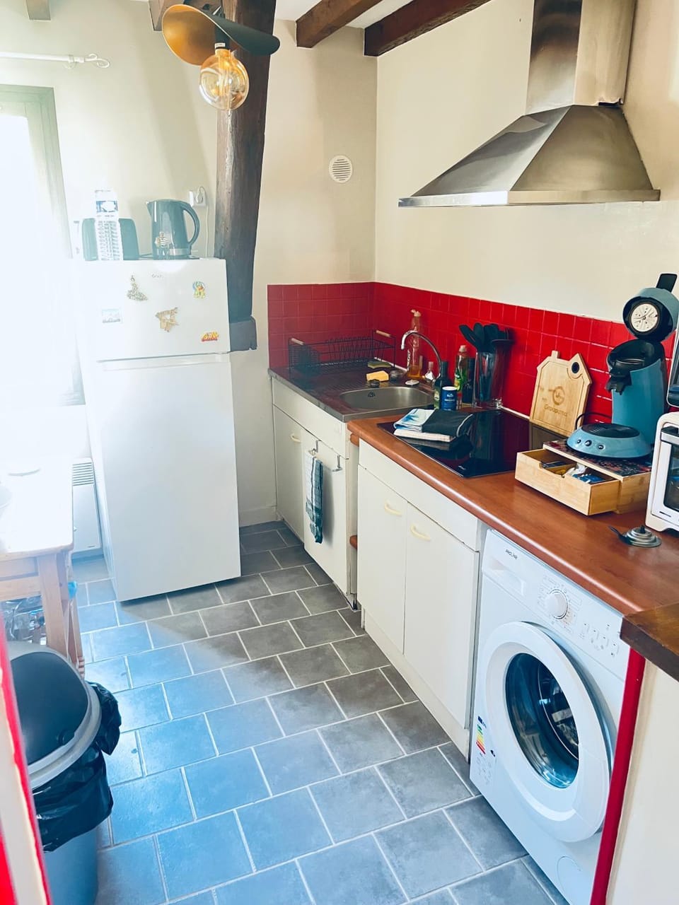 Kitchen or kitchenette, washing machine
