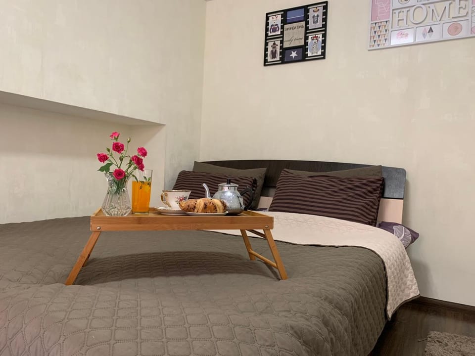Bed, Seating area, Bedroom