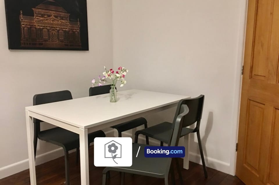 Seating area, Dining area, hair dresser