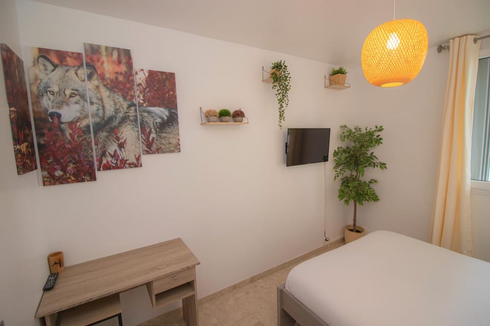 Bed, TV and multimedia, Photo of the whole room, Bedroom