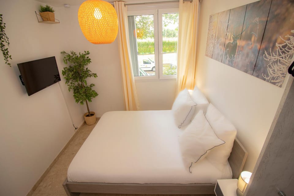 Bed, TV and multimedia, Photo of the whole room, Bedroom