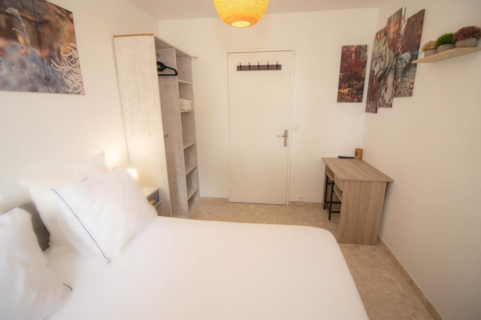 Bed, Photo of the whole room, Bedroom