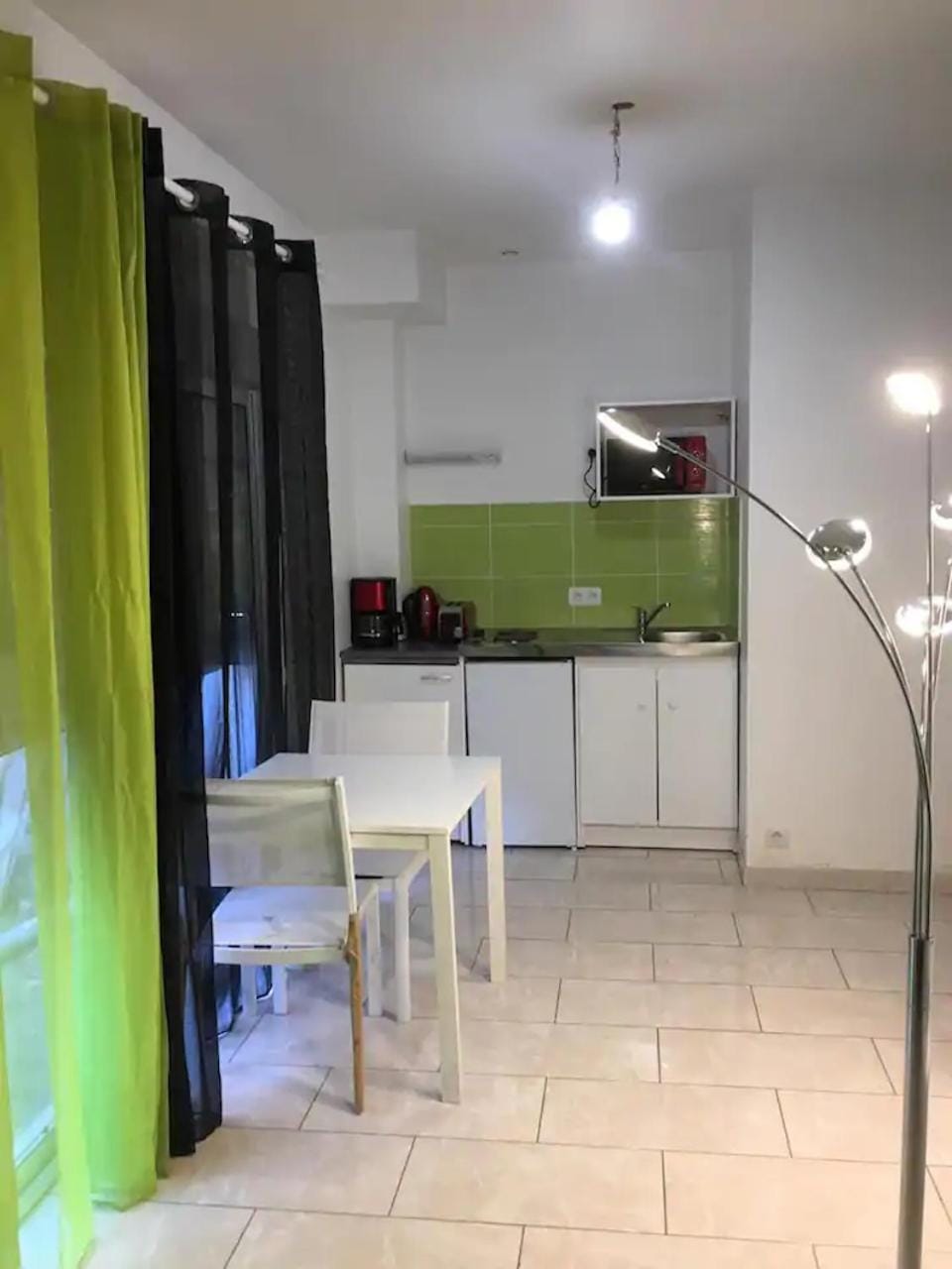 Dining area, pet friendly, stove