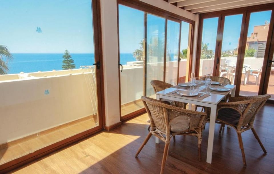 Natural landscape, View (from property/room), Balcony/Terrace, Dining area, Sea view