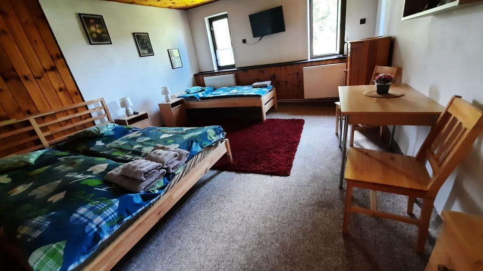 Bed, Photo of the whole room, Seating area, Family, Family