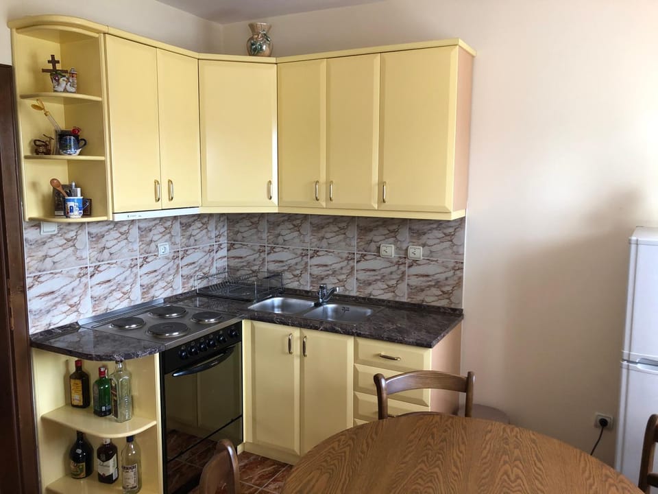 Kitchen or kitchenette, Dining area, Breakfast, minibar, oven, pet friendly, stove