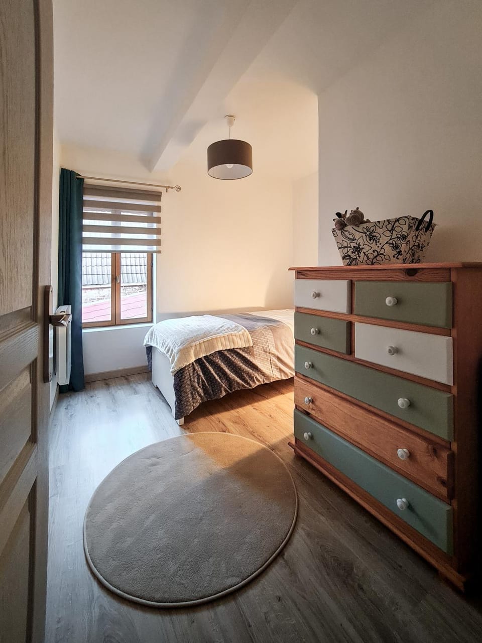 Photo of the whole room, Bedroom
