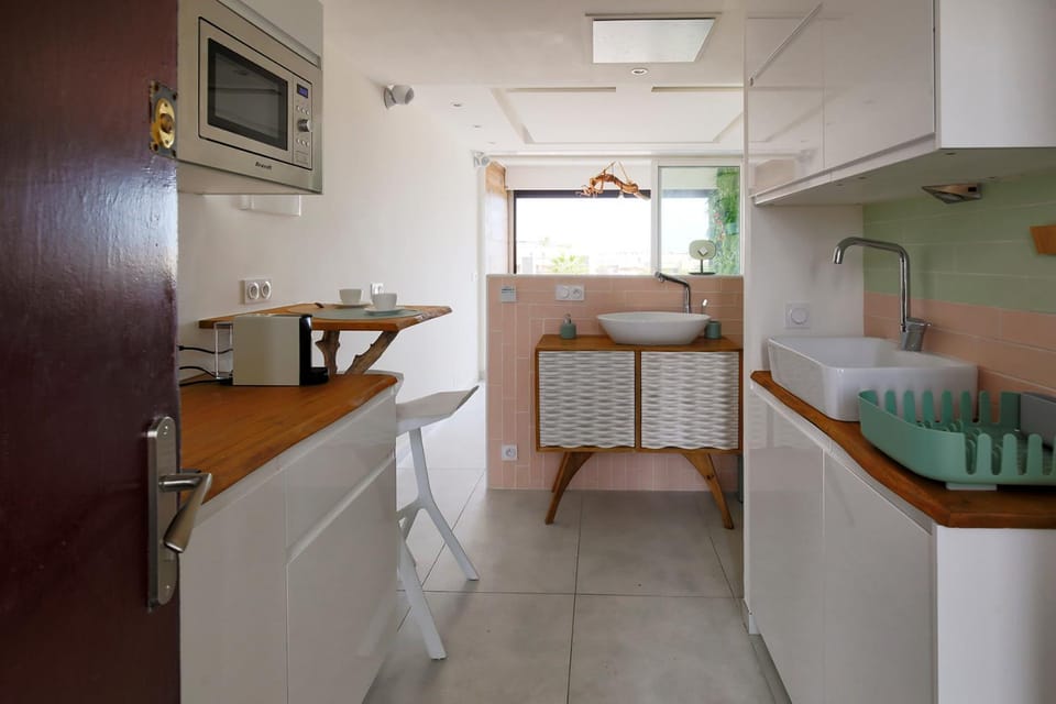 Coffee/tea facilities, Kitchen or kitchenette, Dining area