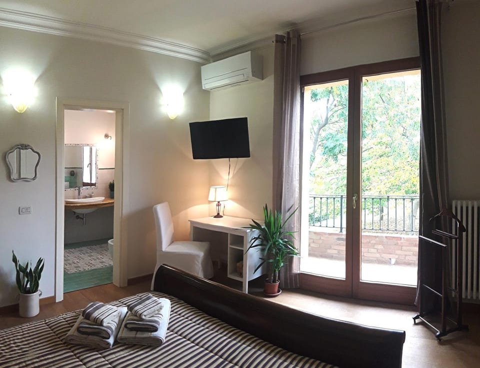 Bed, TV and multimedia, Bedroom