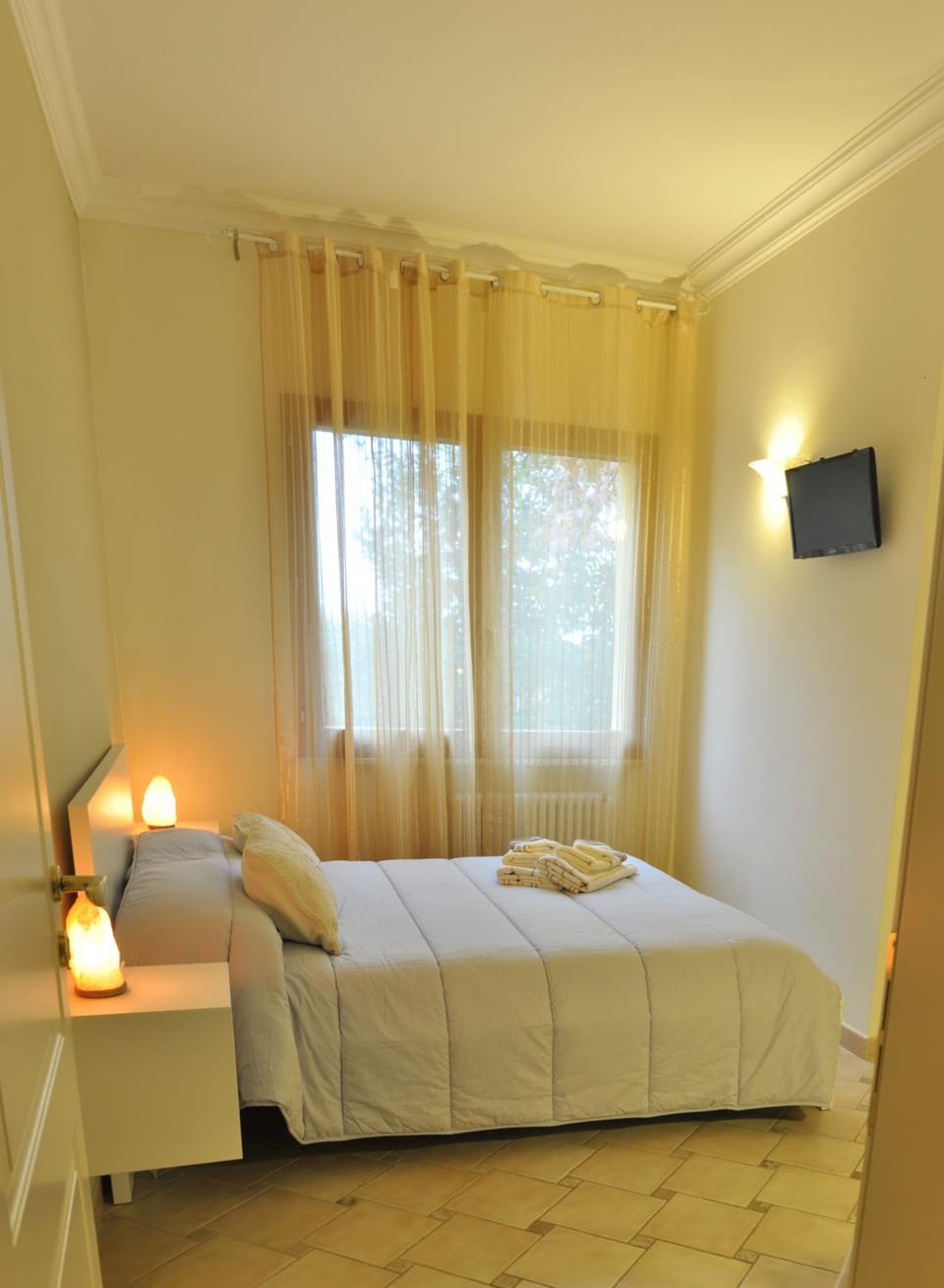 Communal lounge/ TV room, Bed, TV and multimedia, Bedroom