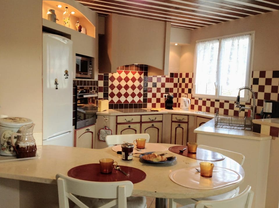 Coffee/tea facilities, Kitchen or kitchenette, Dining area, minibar, pet friendly, toaster