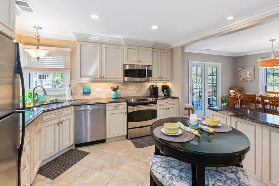 2 BR Evian Gorgeous Golf Views King 2 Twins Fold Out Bikes & Beach Gear included 2 Parking passes House in North Forest Beach