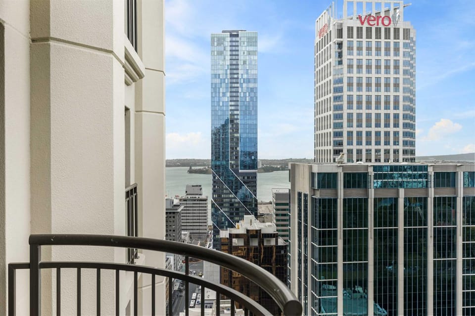Bright 1 Bedroom Beauty with Balcony Zodiak Stays Apartment in Auckland