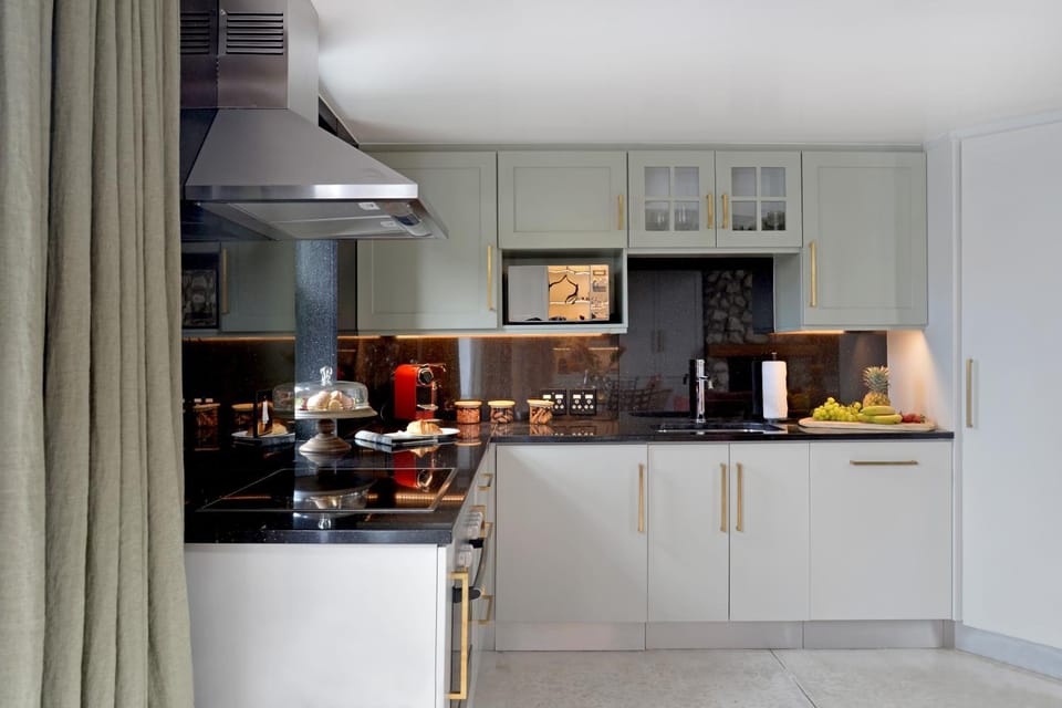 Coffee/tea facilities, Kitchen or kitchenette, stove, toaster